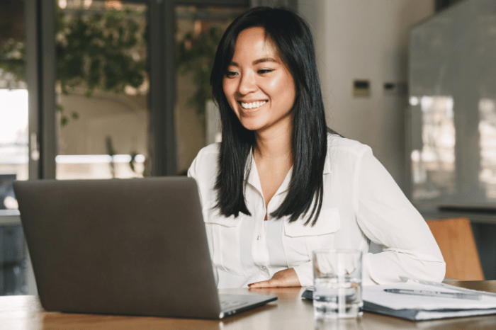 woman on laptop (1)