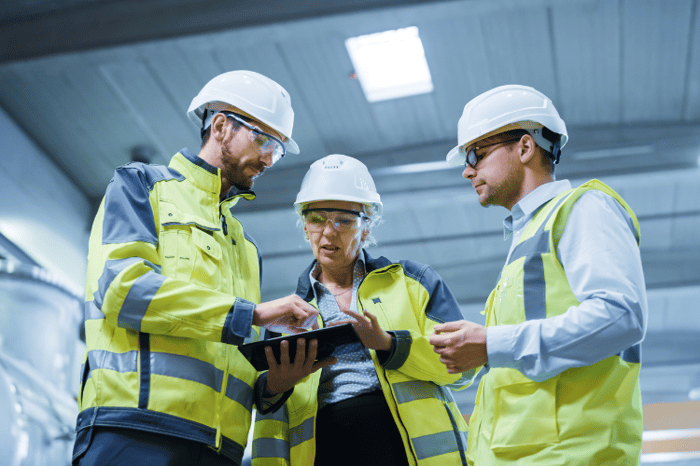 workers on tablet (1)